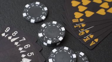 Kumarhanede poker oynuyorum. Fişler, bahisler ve risklerle. Yeşil kartlar ve çipler tasarımınız için arka plan görevi görür