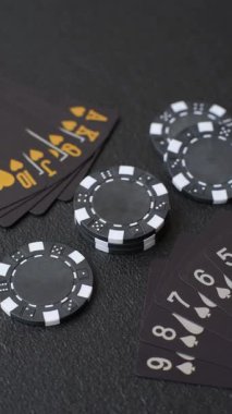 Kumarhanede poker oynuyorum. Fişler, bahisler ve risklerle. Yeşil kartlar ve çipler tasarımınız için arka plan görevi görür