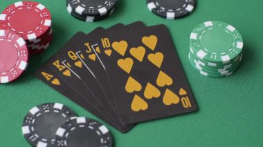 Kumarhanede poker oynuyorum. Fişler, bahisler ve risklerle. Yeşil kartlar ve çipler tasarımınız için arka plan görevi görür