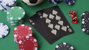 Kumarhanede kumar oynamak, kumar oynamak, kumar oynamak ve risk almak. Yeşil kartlar ve çipler tasarımınız için arka plan görevi görür