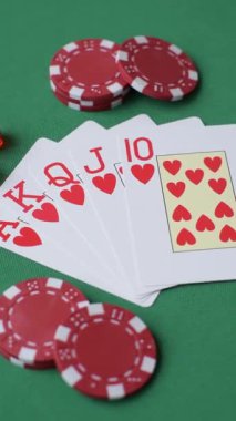 Kumarhanede poker oynuyorum. Fişler, bahisler ve risklerle. Yeşil kartlar ve çipler tasarımınız için arka plan görevi görür