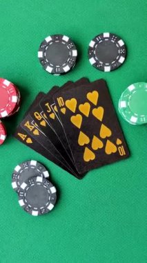 Kumarhanede poker oynuyorum. Fişler, bahisler ve risklerle. Yeşil kartlar ve çipler tasarımınız için arka plan görevi görür