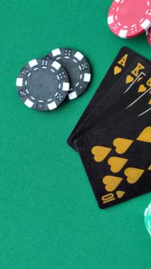 Kumarhanede poker oynuyorum. Fişler, bahisler ve risklerle. Yeşil kartlar ve çipler tasarımınız için arka plan görevi görür