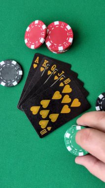 Kumarhanede poker oynuyorum. Fişler, bahisler ve risklerle. Yeşil kartlar ve çipler tasarımınız için arka plan görevi görür