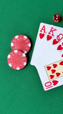 Kumarhanede poker oynuyorum. Fişler, bahisler ve risklerle. Yeşil kartlar ve çipler tasarımınız için arka plan görevi görür