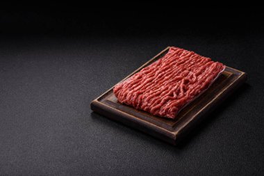 Çiğ et ya da domuz eti, hamburger ya da diğer yemekler için taze et. Yemek arkaplanı olarak çiğ et.