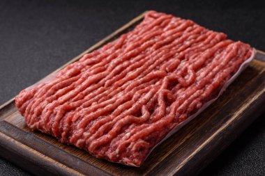 Çiğ et ya da domuz eti, hamburger ya da diğer yemekler için taze et. Yemek arkaplanı olarak çiğ et.