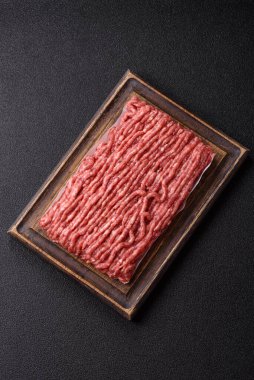 Çiğ et ya da domuz eti, hamburger ya da diğer yemekler için taze et. Yemek arkaplanı olarak çiğ et.