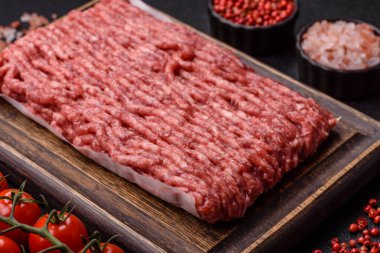 Çiğ et ya da domuz eti, hamburger ya da diğer yemekler için taze et. Yemek arkaplanı olarak çiğ et.