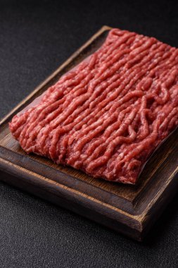 Çiğ et ya da domuz eti, hamburger ya da diğer yemekler için taze et. Yemek arkaplanı olarak çiğ et.