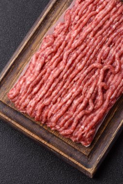 Çiğ et ya da domuz eti, hamburger ya da diğer yemekler için taze et. Yemek arkaplanı olarak çiğ et.