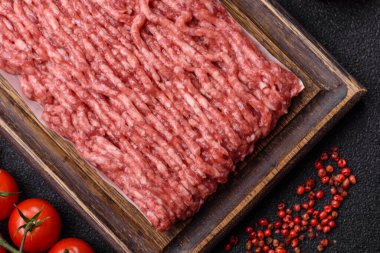 Çiğ et ya da domuz eti, hamburger ya da diğer yemekler için taze et. Yemek arkaplanı olarak çiğ et.