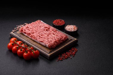 Çiğ et ya da domuz eti, hamburger ya da diğer yemekler için taze et. Yemek arkaplanı olarak çiğ et.