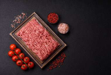 Çiğ et ya da domuz eti, hamburger ya da diğer yemekler için taze et. Yemek arkaplanı olarak çiğ et.