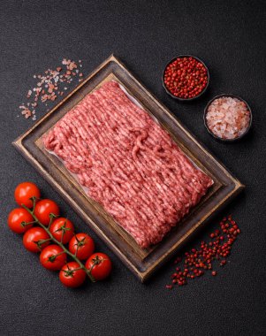 Çiğ et ya da domuz eti, hamburger ya da diğer yemekler için taze et. Yemek arkaplanı olarak çiğ et.