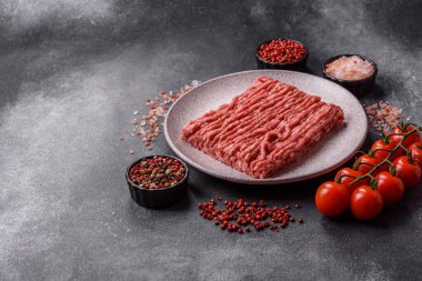 Çiğ et ya da domuz eti, hamburger ya da diğer yemekler için taze et. Yemek arkaplanı olarak çiğ et.