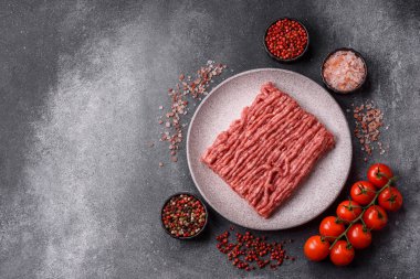 Çiğ et ya da domuz eti, hamburger ya da diğer yemekler için taze et. Yemek arkaplanı olarak çiğ et.