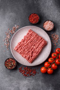 Çiğ et ya da domuz eti, hamburger ya da diğer yemekler için taze et. Yemek arkaplanı olarak çiğ et.