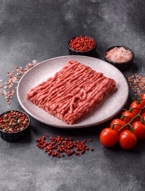 Çiğ et ya da domuz eti, hamburger ya da diğer yemekler için taze et. Yemek arkaplanı olarak çiğ et.