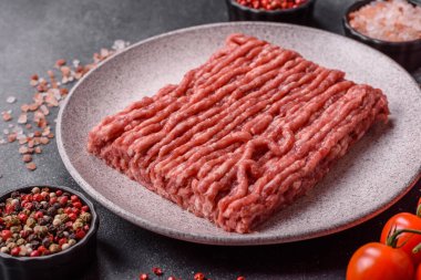 Çiğ et ya da domuz eti, hamburger ya da diğer yemekler için taze et. Yemek arkaplanı olarak çiğ et.