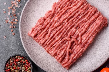 Çiğ et ya da domuz eti, hamburger ya da diğer yemekler için taze et. Yemek arkaplanı olarak çiğ et.