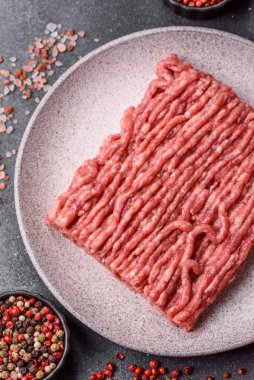 Çiğ et ya da domuz eti, hamburger ya da diğer yemekler için taze et. Yemek arkaplanı olarak çiğ et.