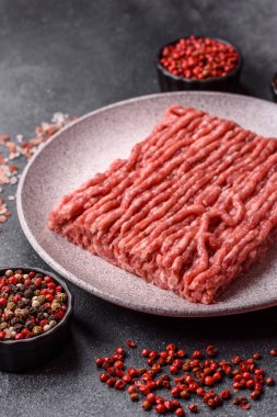 Çiğ et ya da domuz eti, hamburger ya da diğer yemekler için taze et. Yemek arkaplanı olarak çiğ et.