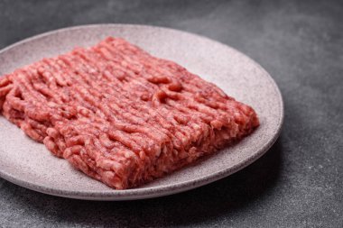 Çiğ et ya da domuz eti, hamburger ya da diğer yemekler için taze et. Yemek arkaplanı olarak çiğ et.