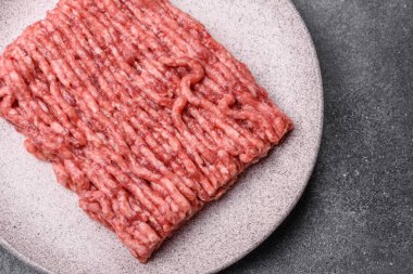 Çiğ et ya da domuz eti, hamburger ya da diğer yemekler için taze et. Yemek arkaplanı olarak çiğ et.