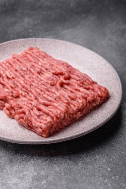 Çiğ et ya da domuz eti, hamburger ya da diğer yemekler için taze et. Yemek arkaplanı olarak çiğ et.