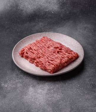 Çiğ et ya da domuz eti, hamburger ya da diğer yemekler için taze et. Yemek arkaplanı olarak çiğ et.