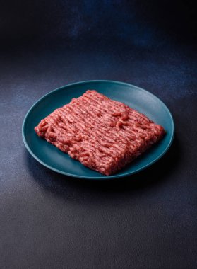 Çiğ et ya da domuz eti, hamburger ya da diğer yemekler için taze et. Yemek arkaplanı olarak çiğ et.