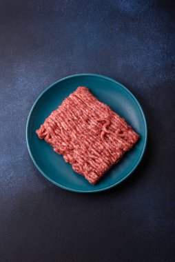 Çiğ et ya da domuz eti, hamburger ya da diğer yemekler için taze et. Yemek arkaplanı olarak çiğ et.