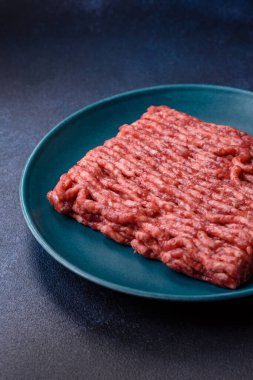 Çiğ et ya da domuz eti, hamburger ya da diğer yemekler için taze et. Yemek arkaplanı olarak çiğ et.