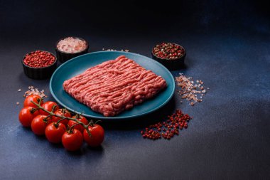 Çiğ et ya da domuz eti, hamburger ya da diğer yemekler için taze et. Yemek arkaplanı olarak çiğ et.