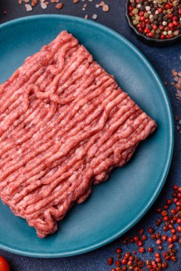 Çiğ et ya da domuz eti, hamburger ya da diğer yemekler için taze et. Yemek arkaplanı olarak çiğ et.