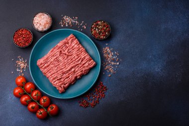 Çiğ et ya da domuz eti, hamburger ya da diğer yemekler için taze et. Yemek arkaplanı olarak çiğ et.