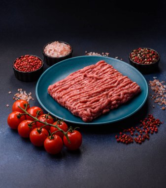 Çiğ et ya da domuz eti, hamburger ya da diğer yemekler için taze et. Yemek arkaplanı olarak çiğ et.