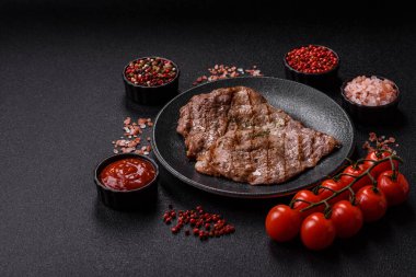 Izgara biftek, barbeküde tuzlu ve biberli et. Yemek arkaplanı olarak ızgara biftek.