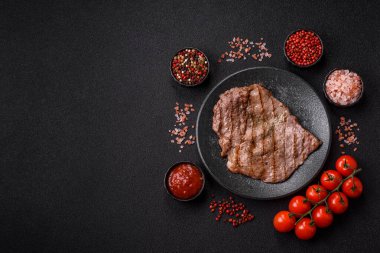 Izgara biftek, barbeküde tuzlu ve biberli et. Yemek arkaplanı olarak ızgara biftek.