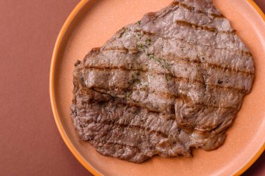 Izgara biftek, barbeküde tuzlu ve biberli et. Yemek arkaplanı olarak ızgara biftek.