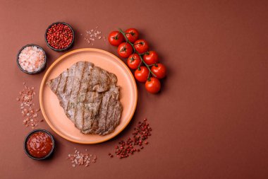 Izgara biftek, barbeküde tuzlu ve biberli et. Yemek arkaplanı olarak ızgara biftek.