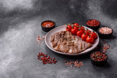 Izgara biftek, barbeküde tuzlu ve biberli et. Yemek arkaplanı olarak ızgara biftek.