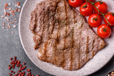 Izgara biftek, barbeküde tuzlu ve biberli et. Yemek arkaplanı olarak ızgara biftek.