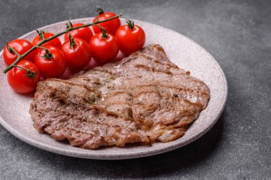 Izgara biftek, barbeküde tuzlu ve biberli et. Yemek arkaplanı olarak ızgara biftek.