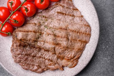 Izgara biftek, barbeküde tuzlu ve biberli et. Yemek arkaplanı olarak ızgara biftek.