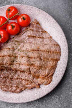 Izgara biftek, barbeküde tuzlu ve biberli et. Yemek arkaplanı olarak ızgara biftek.