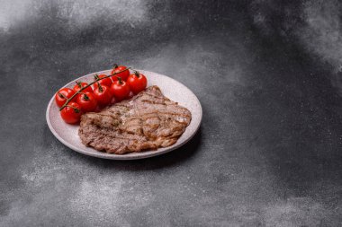 Izgara biftek, barbeküde tuzlu ve biberli et. Yemek arkaplanı olarak ızgara biftek.