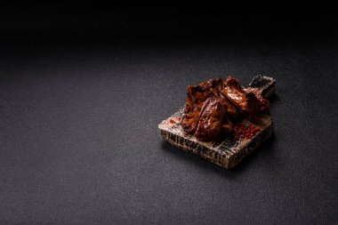 Izgara biftek ya da domuz pirzolası, tuzlu ve biberli barbeküde pişmiş et. Izgara kaburga, yemek arkaplanı.