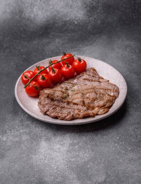 Izgara biftek, barbeküde tuzlu ve biberli et. Yemek arkaplanı olarak ızgara biftek.